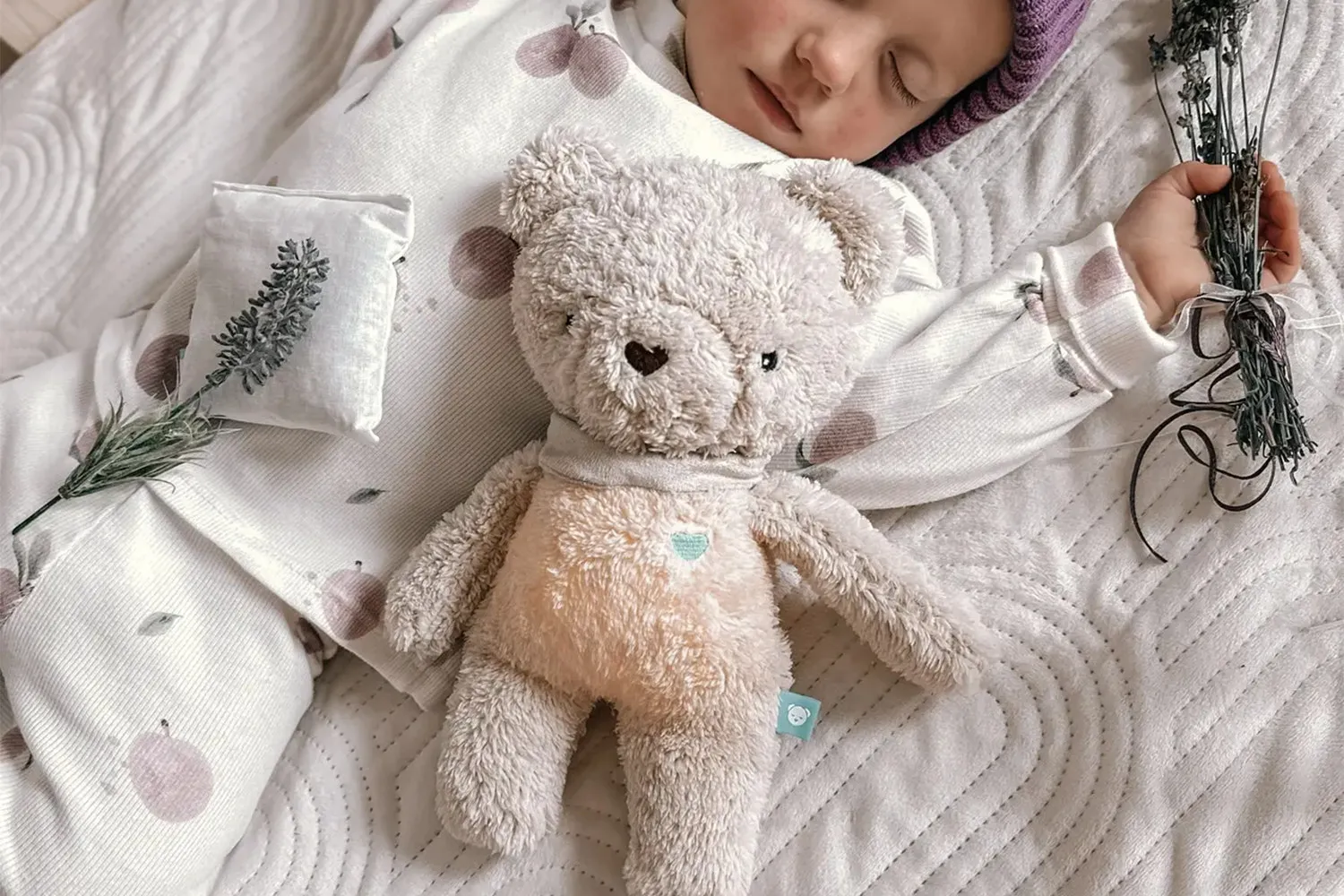 Einschlafhilfen für Babys: Wie Kuscheltiere und Geräusche für erholsame Nächte sorgen