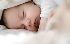 neugeborenes baby schläft