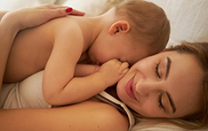 schlafende mutter und neugeborenes baby