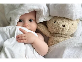 Moro-Reflex beim Baby: Warum erschrecken Babys plötzlich im Schlaf?