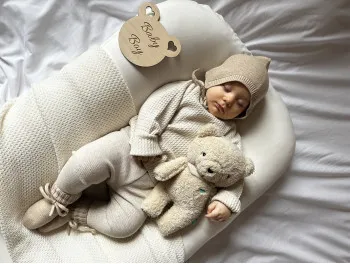 Gewichtskissen für Babys: Was bedeutet sanfter Druck und worauf sollten Eltern achten?